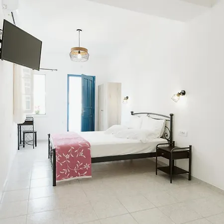 Limnes Aparthotel Perissa (Santorini)