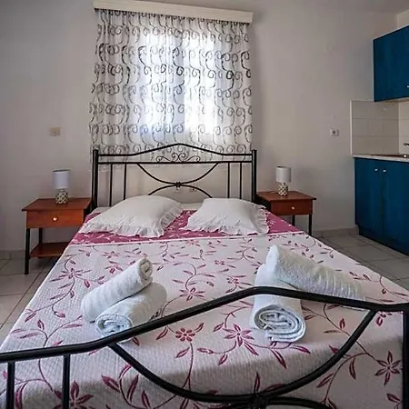 Limnes Aparthotel Perissa (Santorini)