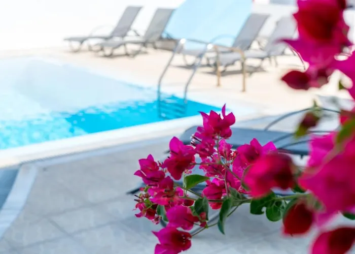 Limnes Aparthotel Perissa (Santorini)