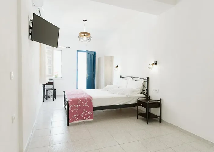 Limnes Aparthotel Perissa (Santorini)