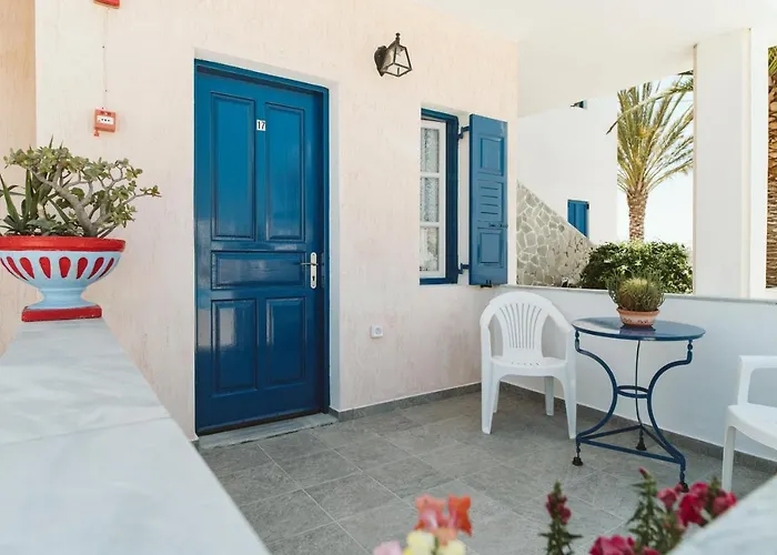 Limnes Aparthotel Perissa (Santorini)