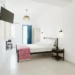 Limnes Aparthotel Perissa (Santorini)